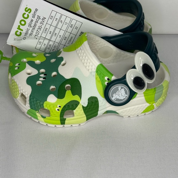 CROCS Toddlers’ Green and White Camo Slippers - Picture 7 of 10